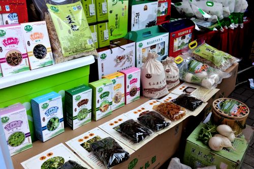 首屆江西鄱陽湖綠色農(nóng)產(chǎn)品展銷會開幕 南昌瓦罐湯亮相引圍觀.